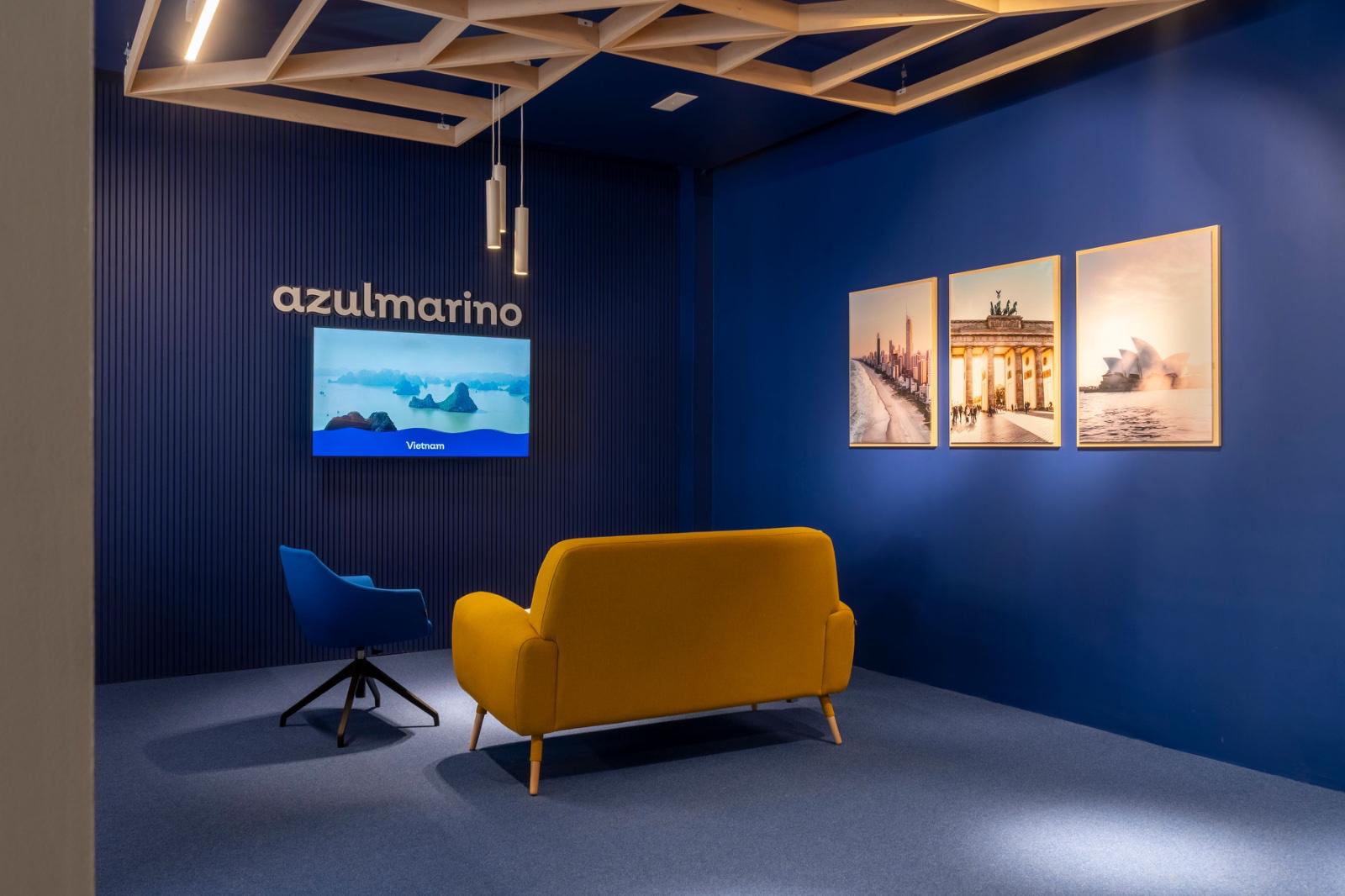 Sala con rótulo Azul Marino