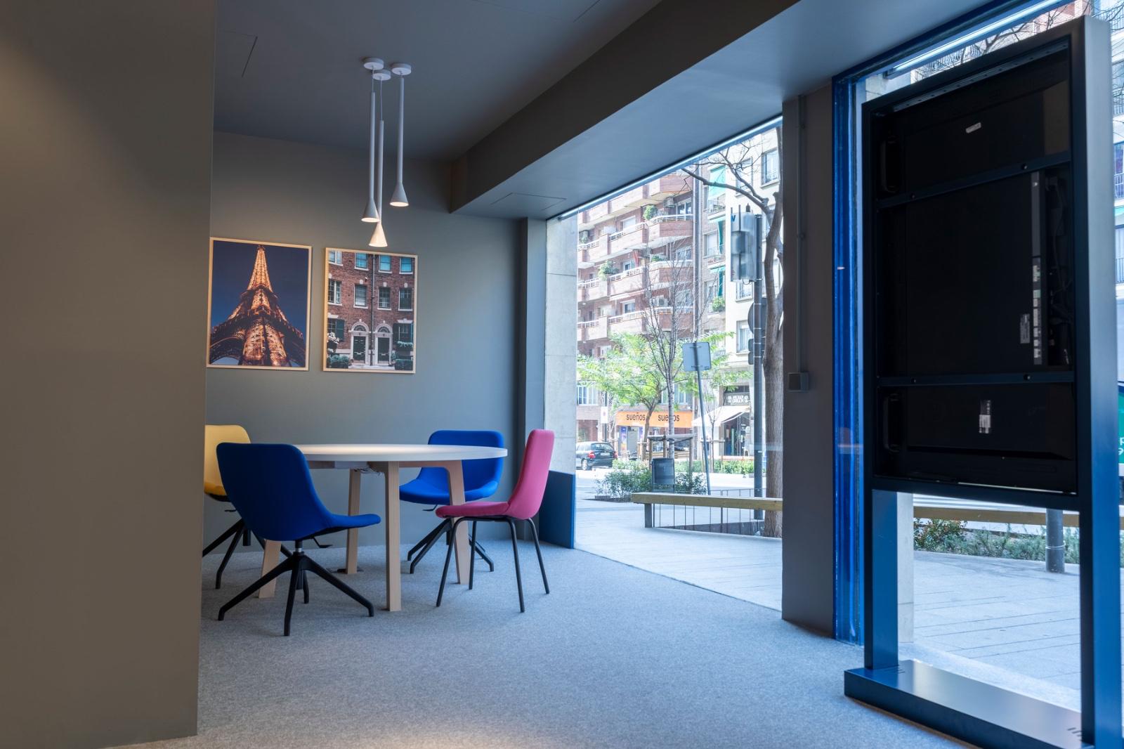 Mesa de atención junto a escaparate Azul Marino