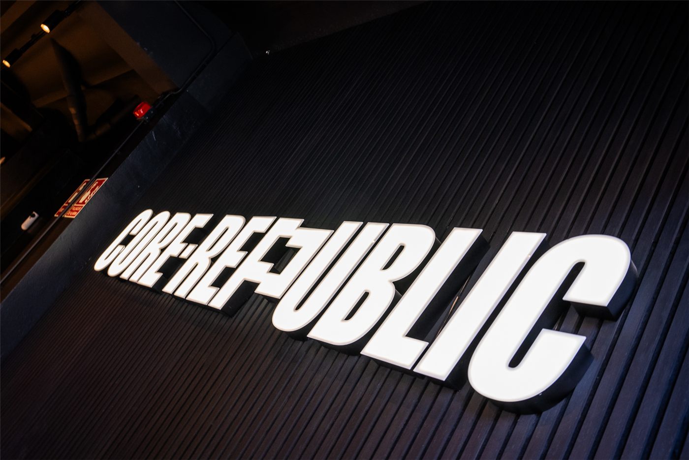 Rótulo luminoso de Core Republic