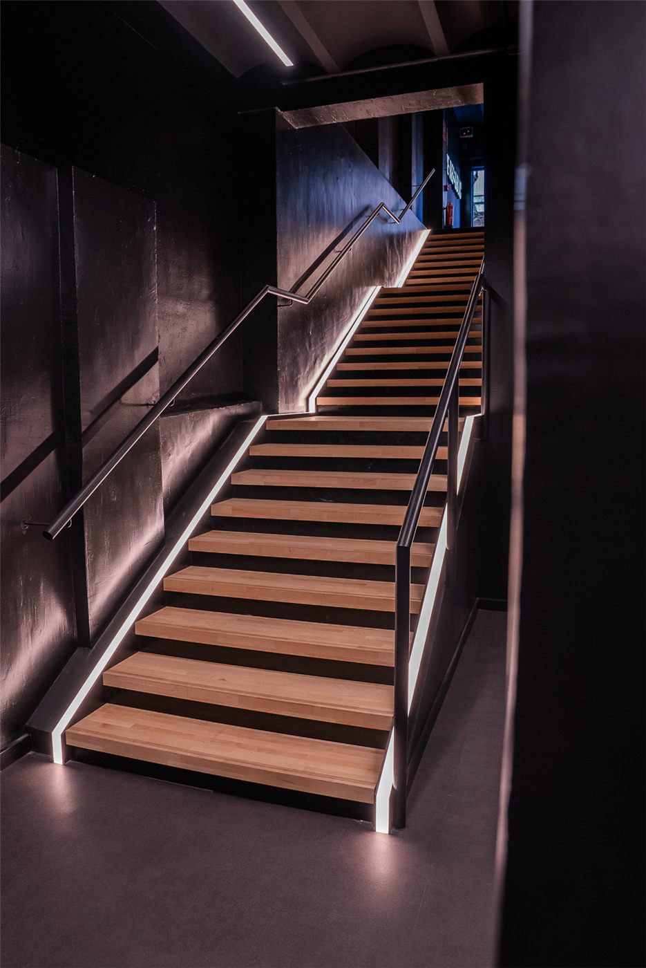Escalera interior iluminada de Core Republic