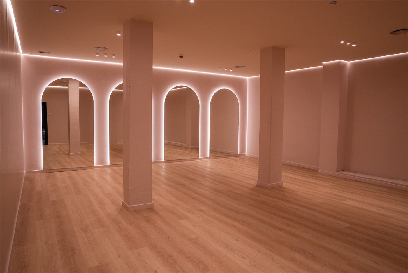 Sala de entrenamiento con arcos iluminados de Core Republic