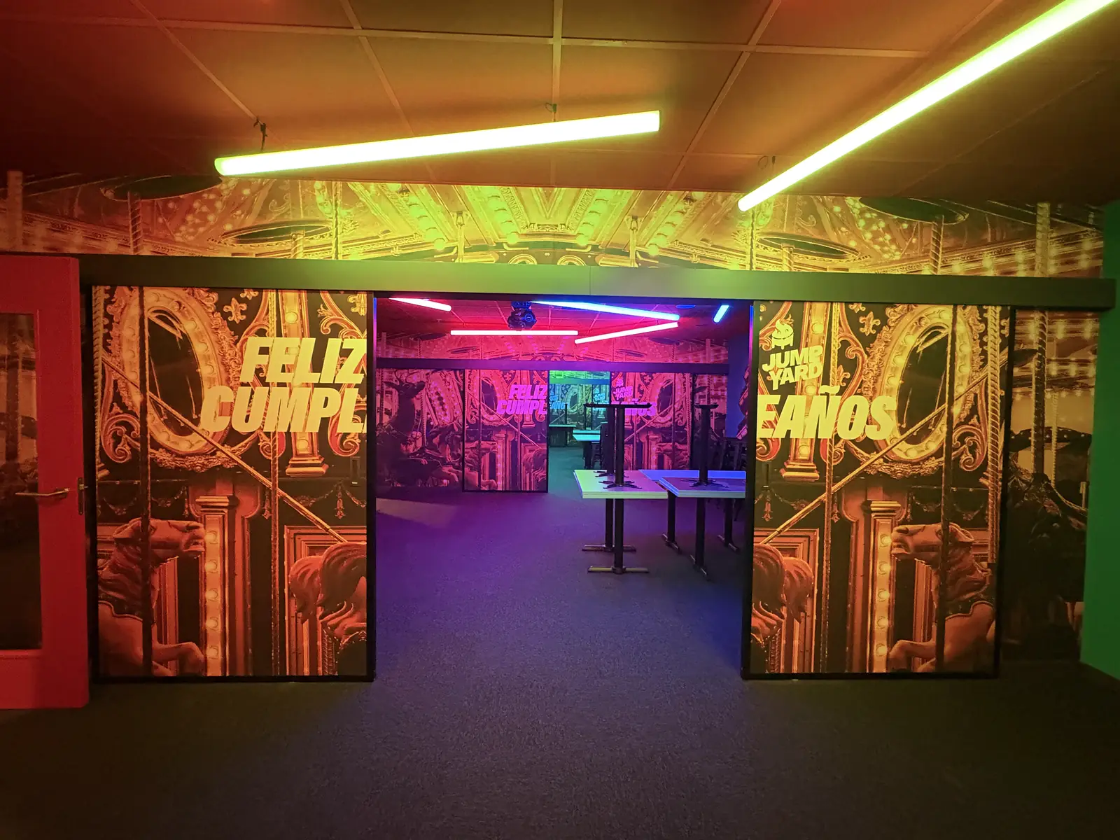 Acceso interior iluminado de Jump Yard Getafe